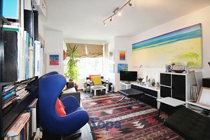 2 Bedroom Apartment For Sale In Pearl Close, Cambridge, CB4
