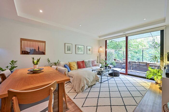 2 Bedroom Flat To Rent In Knaresborough Drive, Earlsfield, London, SW18