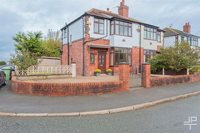 3 Bedroom Semi-detached House For Sale In Pear Tree Grove, Tyldesley, Manchester, M29