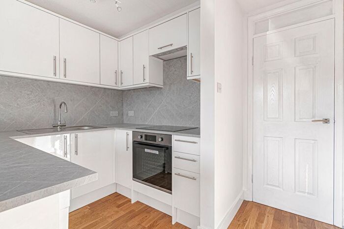 1 Bedroom Flat To Rent In Veronica Gardens, London, SW16