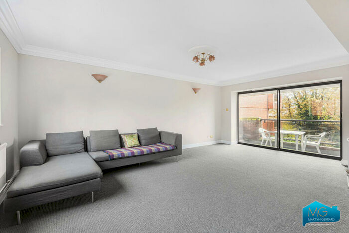 3 Bedroom Apartment To Rent In Spencer Close, Finchley, London, N3