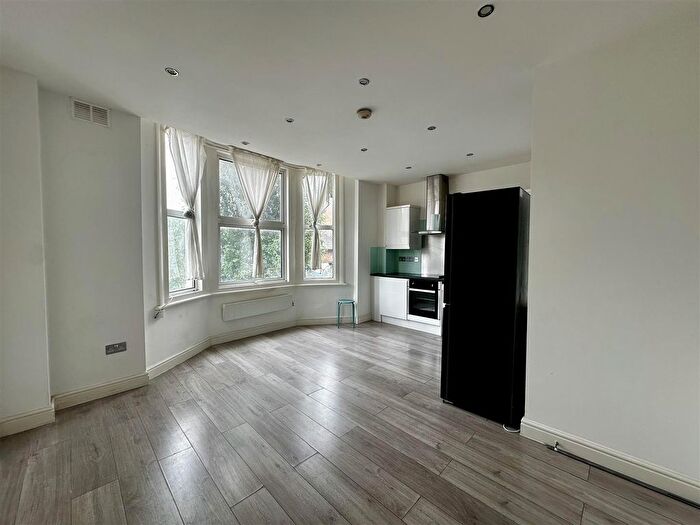 2 Bedroom Flat To Rent In Askew Road, London, W12