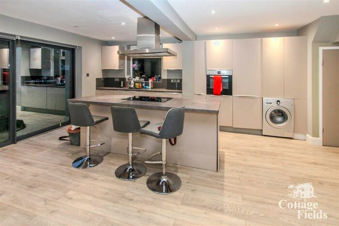 2 Bedroom Property To Rent In Hazelbury Green, London, N9