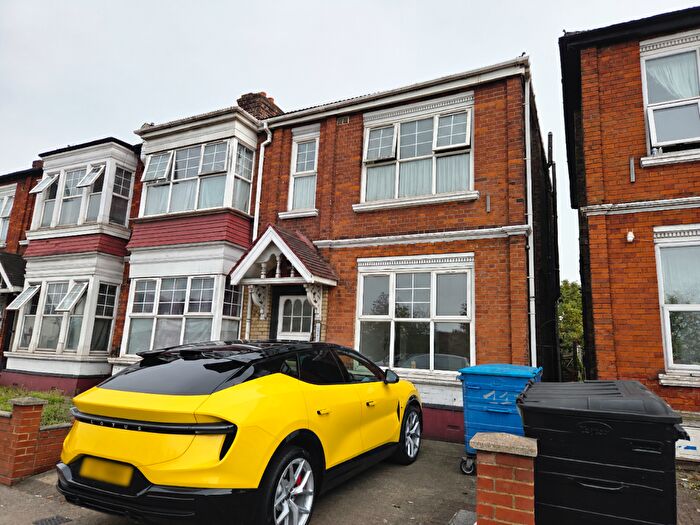 Studio To Rent In Bowes Road, London, N13