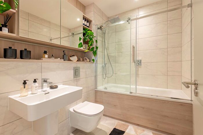 2 Bedroom Flat To Rent In Bankside Boulevard, Salford, M3