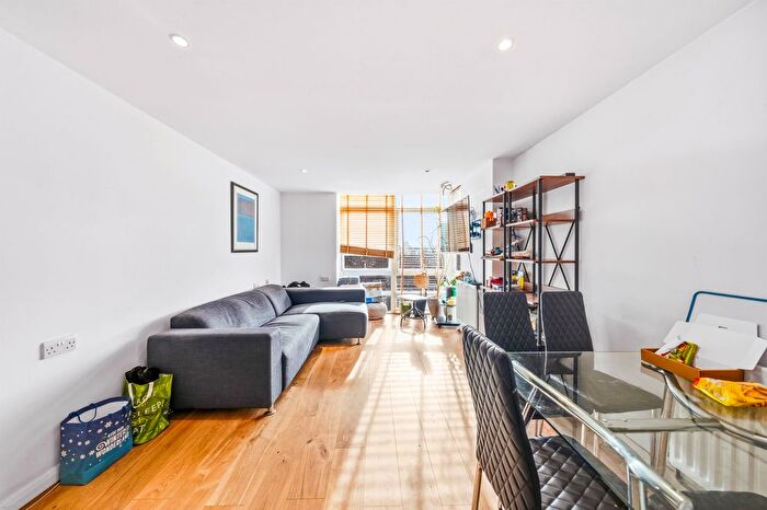 2 Bedroom Flat For Sale In Cassilis Road, London, E14