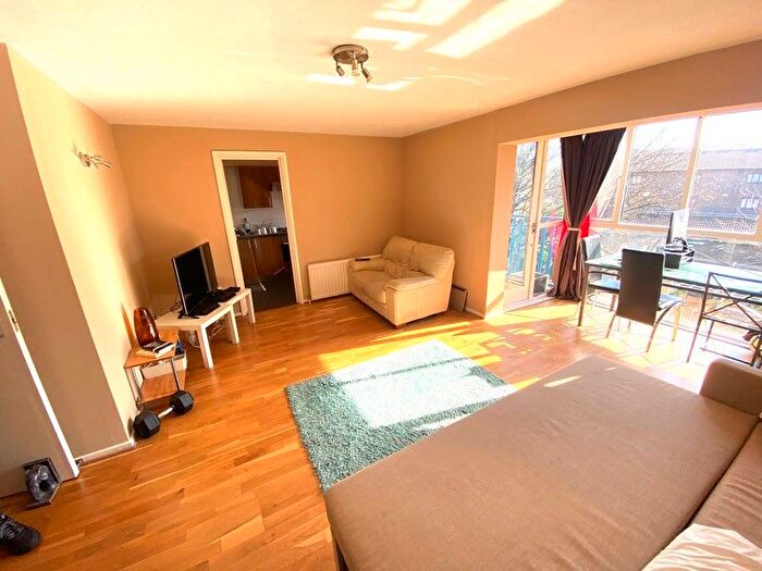 2 Bedroom Flat To Rent In Landons Close, London, E14