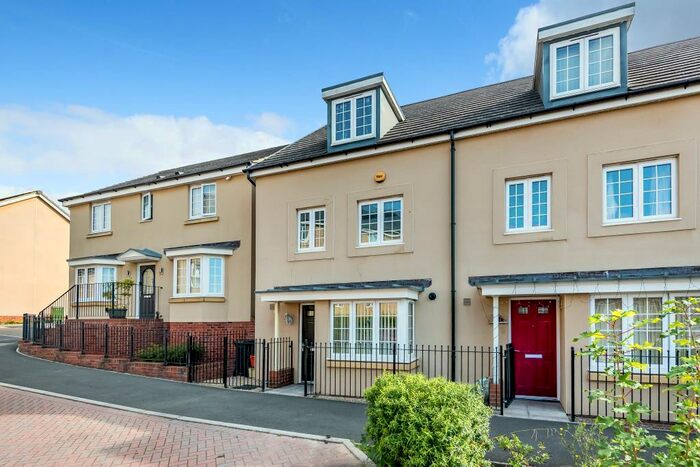 4 Bedroom Semi-Detached House To Rent In Swindon, Wiltshire, SN2