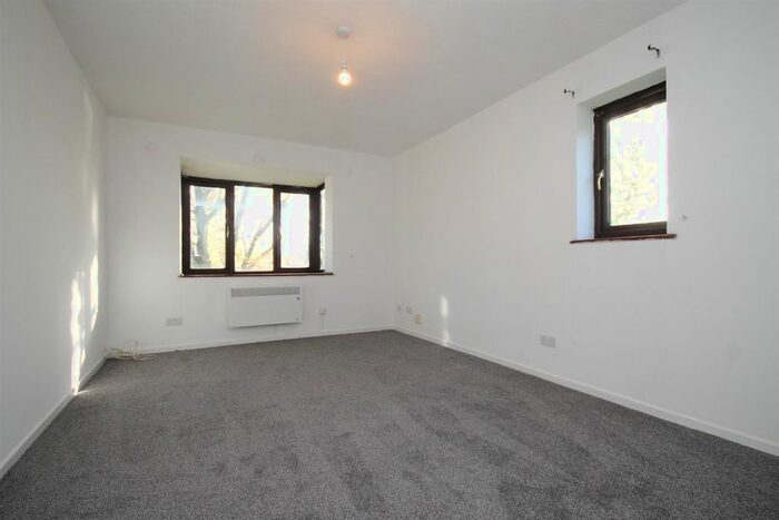 1 Bedroom Flat To Rent In Denning Avenue, Waddon, Croydon, CR0