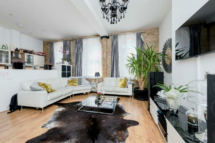 2 Bedroom Flat To Rent In Chatham Close, Woolwich, London, SE18