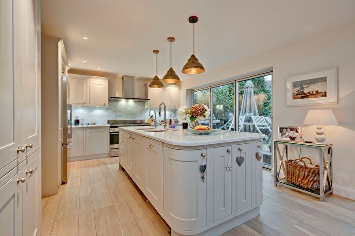 4 Bedroom Detached House To Rent In Beverley Close, Weybridge, Surrey, KT13