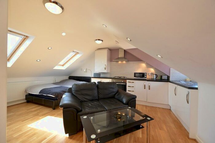 Studio To Rent In Green Lane, Ilford, Essex, IG1