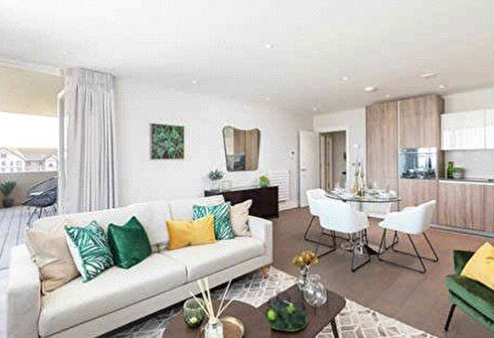2 Bedroom Flat To Rent In Hamond Court, Queenshurst, Kingston Upon Thames, KT2