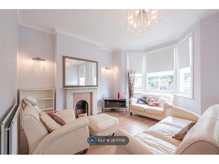 2 Bedroom Flat To Rent In Drakefell Road, London, SE14