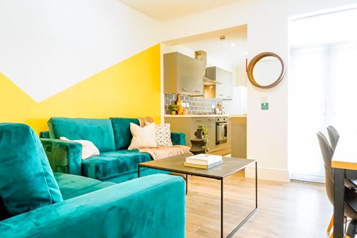 5 Bedroom Flat To Rent In Driffield Street, Manchester, M14