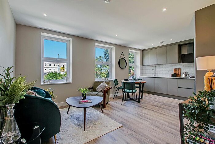 2 Bedroom Flat For Sale In Beaconsfield Road, London, N11