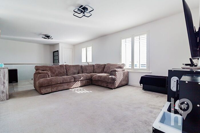 2 Bedroom Flat For Sale In Laurel Road, Minster, ME12