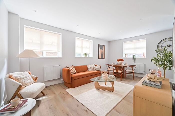 Studio For Sale In Fanshaw House, Hackney, London, N1