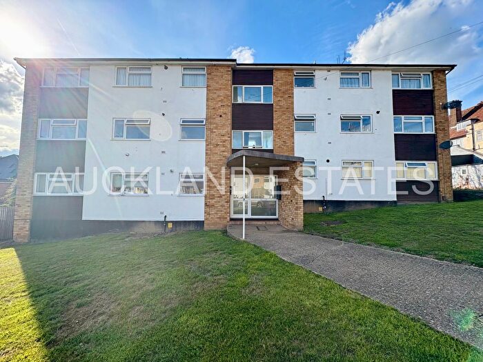2 Bedroom Flat For Sale In Lexington Court, Mimms Hall Road, Potters Bar, EN6