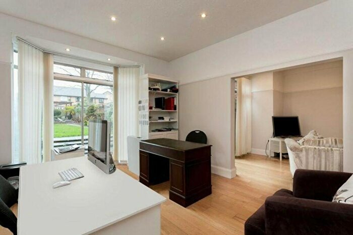 4 Bedroom Semi-Detached House To Rent In Bourne Avenue, Southgate, N14