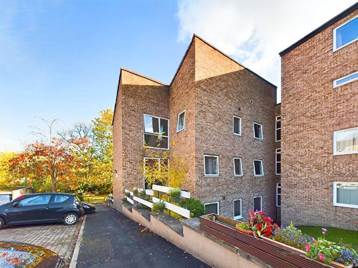 2 Bedroom Flat To Rent In Frizley Gardens, Bradford, BD9