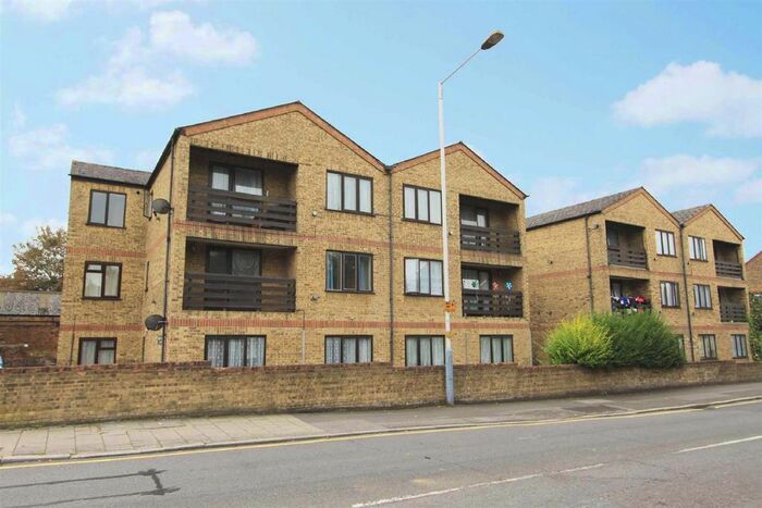 1 Bedroom Flat To Rent In William Court, Hows Road, Uxbridge, UB8