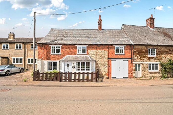 3 Bedroom Cottage For Sale In Greenside, Wappenham, NN12