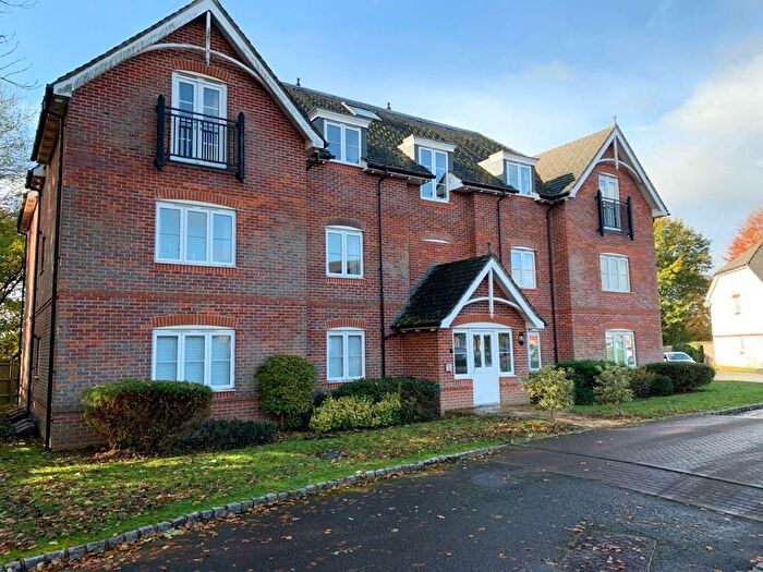 1 Bedroom Flat For Sale In Admiral Way, Godalming, Surrey, GU7