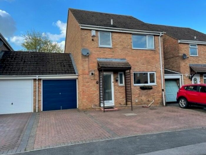 3 Bedroom Link Detached House To Rent In Campion Close, Carterton, Oxon, OX18