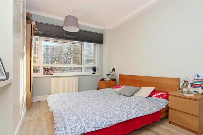 1 Bedroom Flat To Rent In Woodlands Way, London, SW15