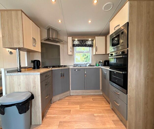 2 Bedroom Mobile Home For Sale In Wold View Country Park Pelham Road Claxby Lincolnshire, LN8