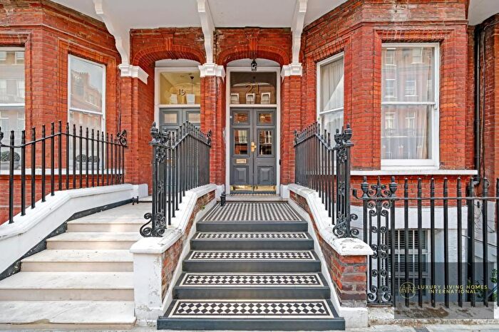 2 Bedroom Flat For Sale In Rosary Gardens, SW7