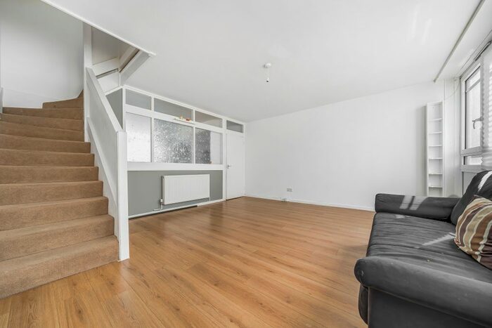 3 Bedroom Flat To Rent In Sceaux Gardens, London, SE5