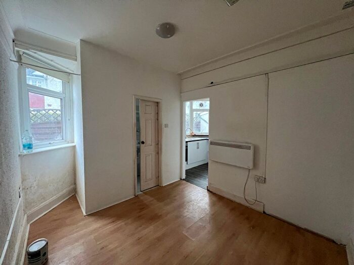 Studio To Rent In Golders Geen, London, NW11