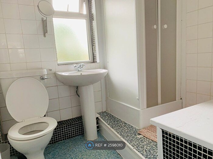 3 Bedroom Terraced House To Rent In Wollaton Road, Nottingham, NG8
