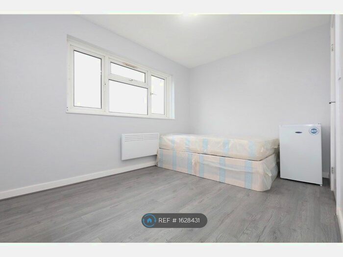 Studio To Rent In Larwood Close, Greenford, UB6
