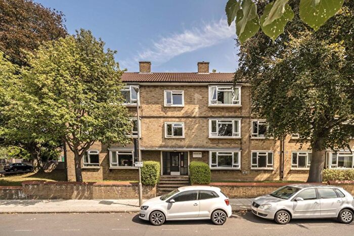 3 Bedroom Flat For Sale In Endlesham Road, Balham, SW12