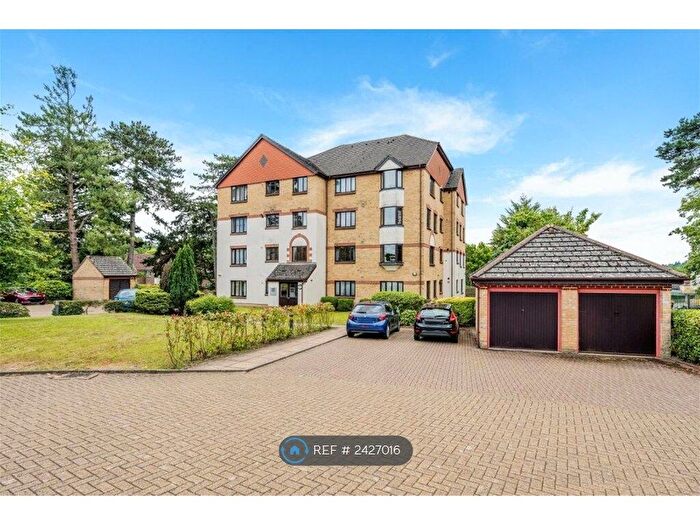 2 Bedroom Flat To Rent In Lennox Court, Redhill, RH1