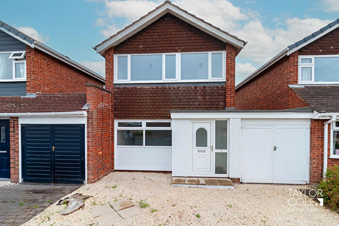 3 Bedroom Link Detached House For Sale In Iris Close, Tamworth, B79