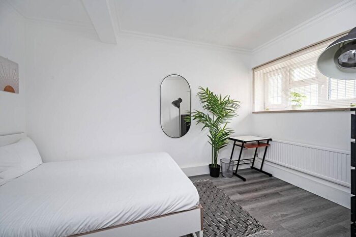 2 Bedroom Flat To Rent In Frampton Park Road, Hackney, London, E9