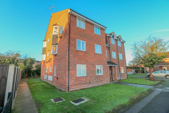 1 Bedroom Flat To Rent In Cranleigh Close, Cheshunt, Waltham Cross, EN7