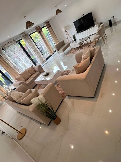 5 Bedroom Semi-Detached House To Rent In Uxbridge Road, Hatch End, Pinner, HA5