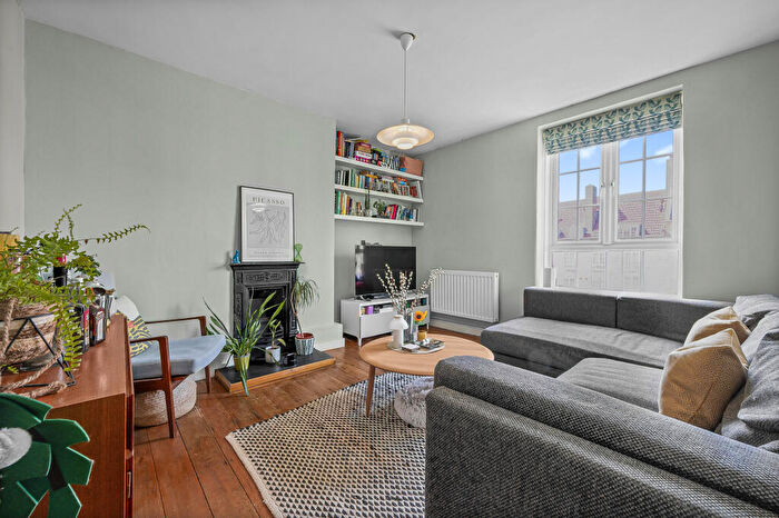 2 Bedroom Apartment For Sale In Inwood House, East Dulwich, London, SE22