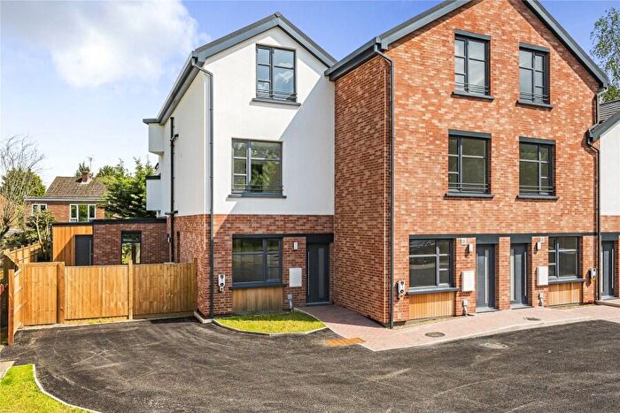 4 Bedroom End Of Terrace House To Rent In New Haw, Surrey, KT15