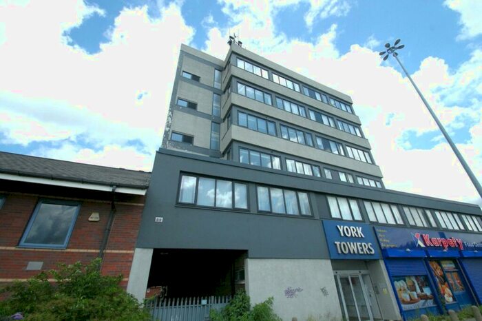 3 Bedroom Flat To Rent In York Tower, York Road, Leeds, West Yorkshire, LS9