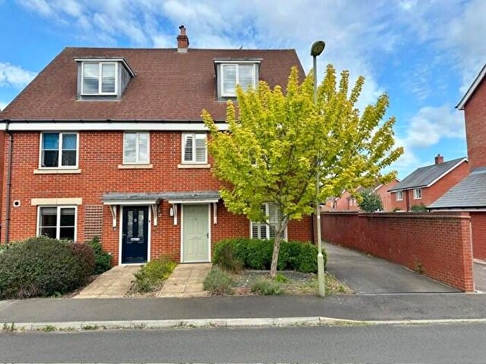 4 Bedroom Semi-Detached House To Rent In Cutforth Way, Romsey, SO51