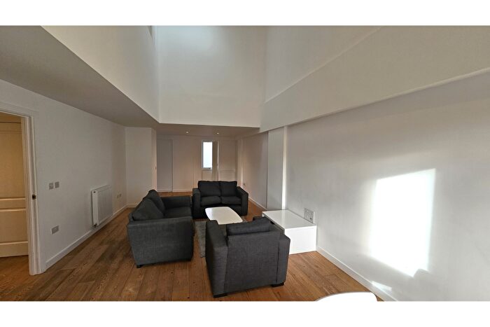 3 Bedroom Flat To Rent In Rope Court, Canoe Walk, E14