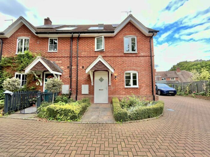 4 Bedroom End Of Terrace House To Rent In Hound Green Hook, RG27