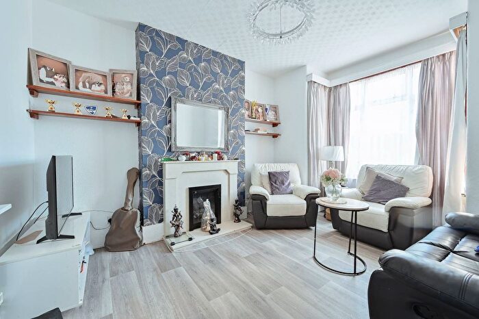 4 Bedroom Semi-Detached House To Rent In Watford, Watford, WD18