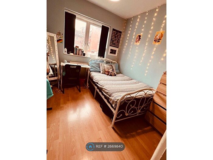 4 Bedroom Flat To Rent In St. Pauls Way, London, E3
